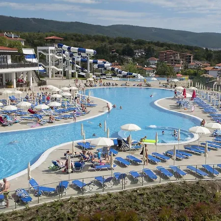 منتجع Nevis & Aqua Park 4*