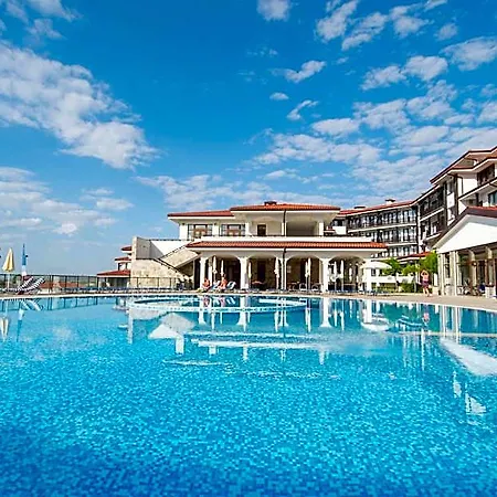 منتجع Nevis & Aqua Park 4*