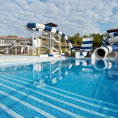 Nevis & Aqua Park منتجع