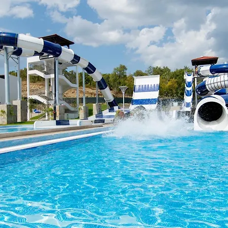 منتجع Nevis & Aqua Park
