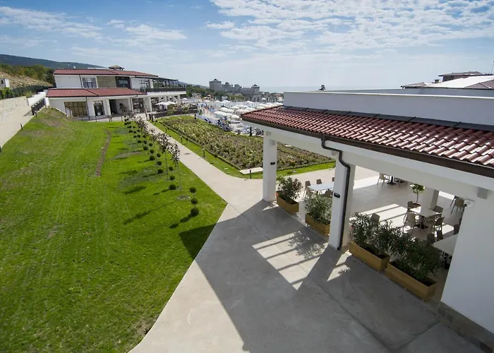 Курортный комплекс Nevis & Aqua Park 4*