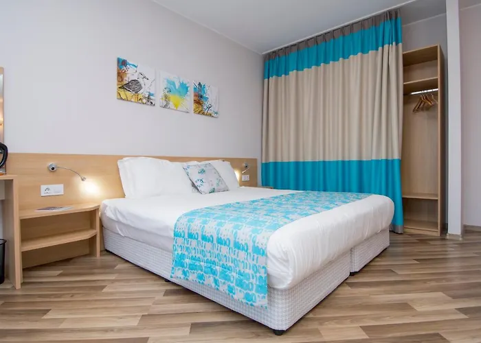 אתר נופש Nevis & Aqua Park סאני ביץ'