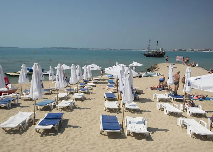 Nevis & Aqua Park סאני ביץ'